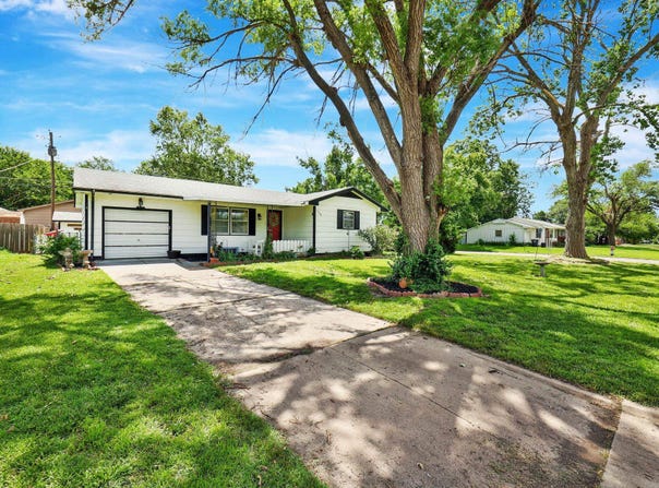 1340 N Summitlawn St, Wichita, KS 67212