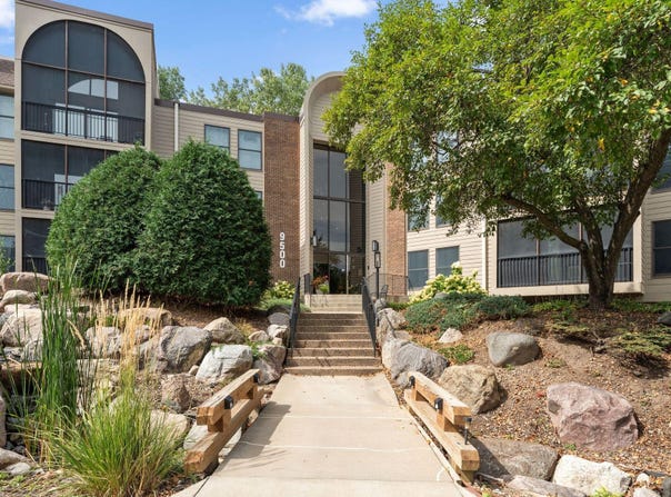 9500 Collegeview Road, Bloomington, MN 55437