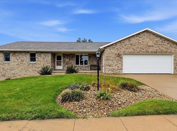 208 Oak Forest Drive, Epworth, IA 52045
