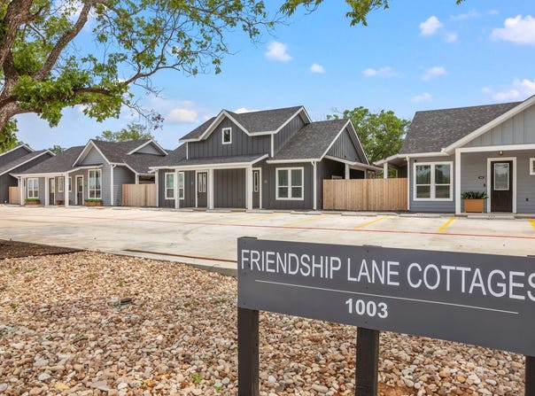 1003 Friendship LN, Fredericksburg, TX 78624