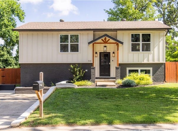 712  SW 3rd  ST, Bentonville, AR 72712