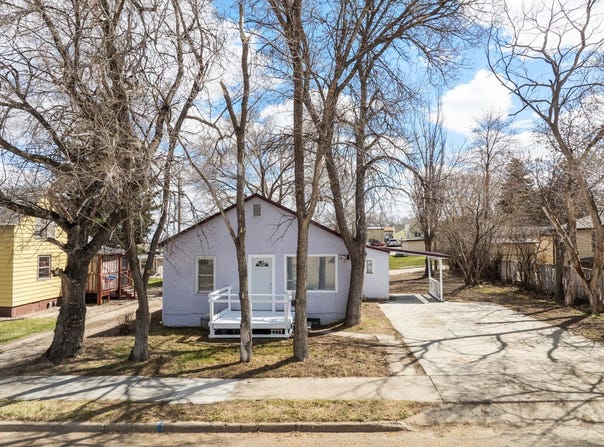 711 5th St SW, Minot, ND 58701