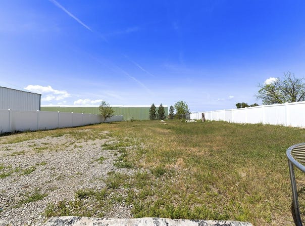 125 N Flora Rd, Greenacres, WA 99016
