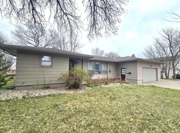 305 W 9th St, Miller, SD 57362
