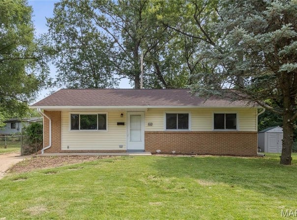 7040 Clover Lane, Hazelwood, MO 63042