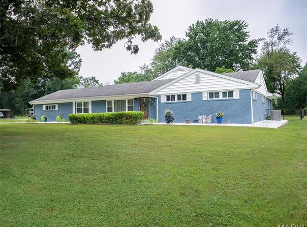 1 Fairway Dr, Mount Vernon, IL 62864