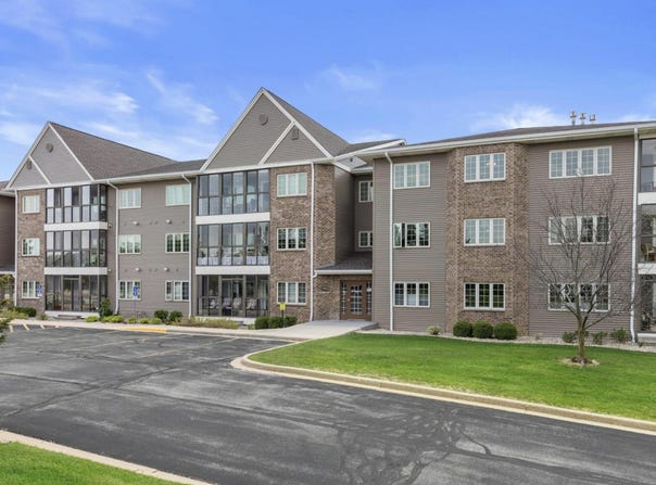 223 Oconomowoc Pkwy, Oconomowoc, WI 53066