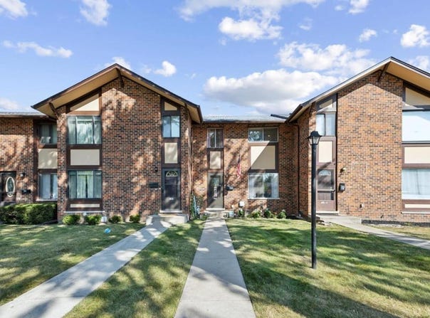 18W138 W 14th St, Villa Park, IL 60181