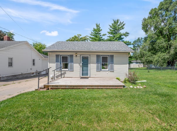 2330 E 40th Street, Des Moines, IA 50317