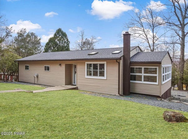 111 N Redwood Drive, Greentown, PA 18426