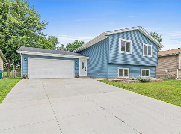 5704 Cedarwood Street NE, Prior Lake, MN 55372