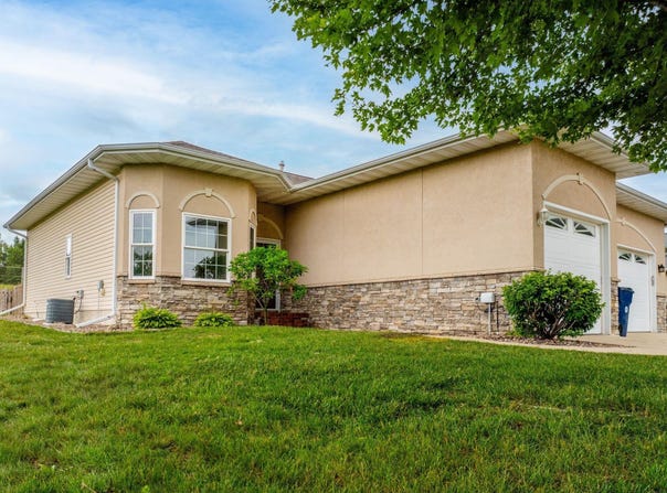 5136 Sweet Water Circle, Waterloo, IA 50701