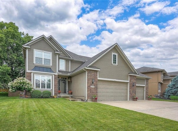 1105 Blazing Star Drive, Lee's Summit, MO 64081