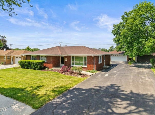 817 Summit Drive, Lockport, IL 60441