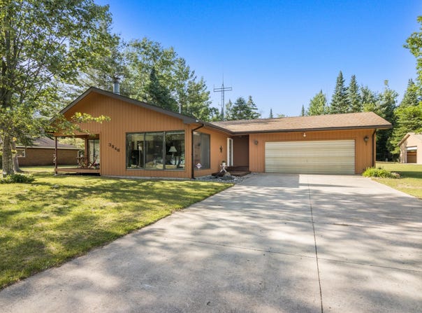 3846 Lee Point Road, Suttons Bay, MI 49682