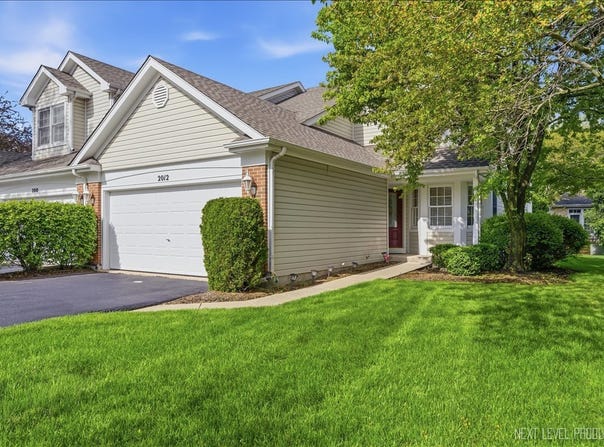 2012 WAVERLY Circle, St. Charles, IL 60174