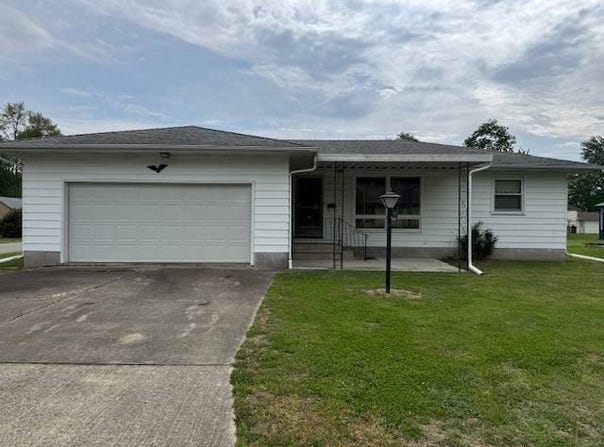 1102 S willow Dr, Robinson, IL 62454