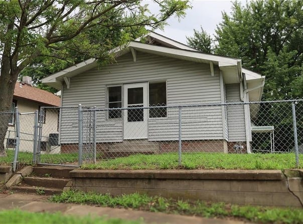16 E Hyde Park Avenue, St Joseph, MO 64504