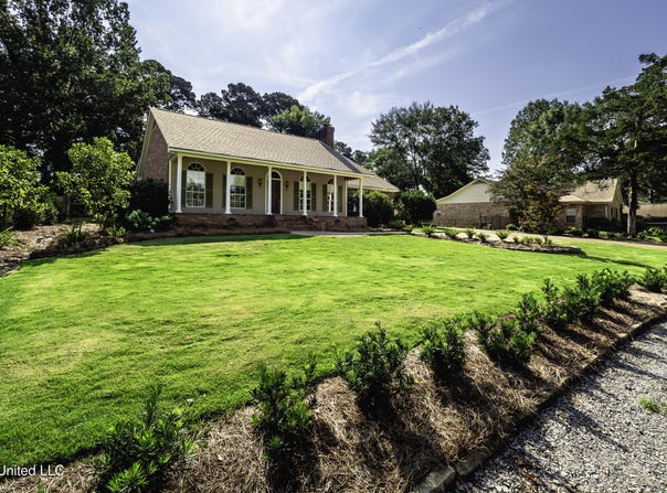 220 Lakeshore Drive, Madison, MS 39110