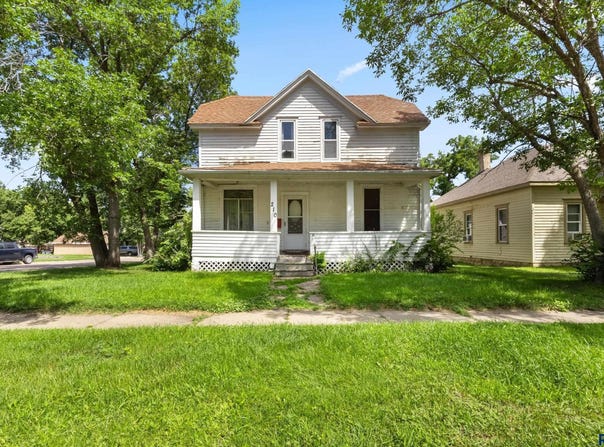 210 W 2nd Ave, Flandreau, SD 57028