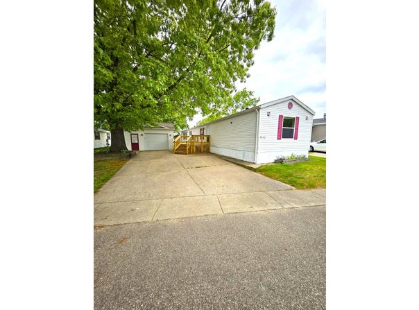 5532 Iris Street, Kalamazoo, MI 49009