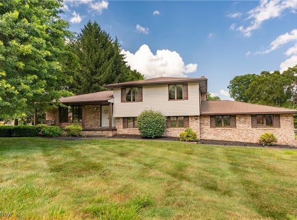 5200 Tanglewood Avenue NE, Louisville, OH 44641