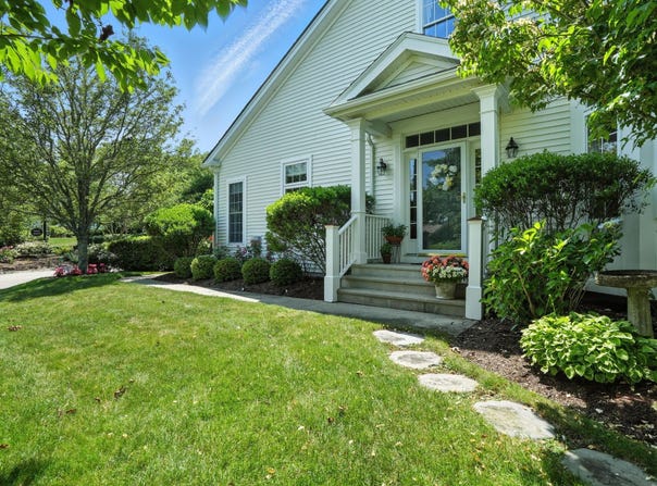 43 Champlain Cir, Plymouth, MA 02360