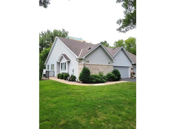 8203 Creekside Circle, Bloomington, MN 55437