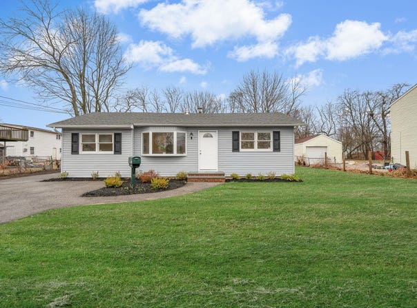 17 20th Avenue, Bay Shore, NY 11706