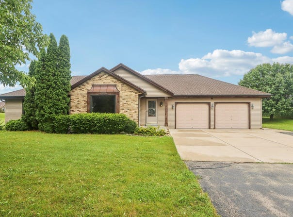 8896 S 51st St, Franklin, WI 53132