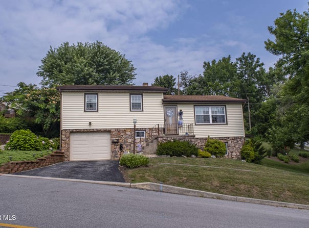 1818 Bell Avenue, Altoona, PA 16602