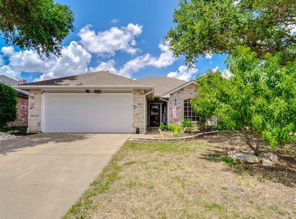 936 Silver Streak Drive, Saginaw, TX 76131