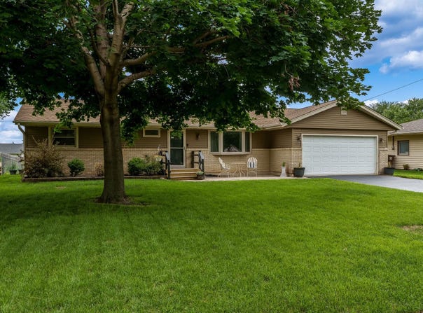 1136 JACKSON, PECATONICA, IL 61063