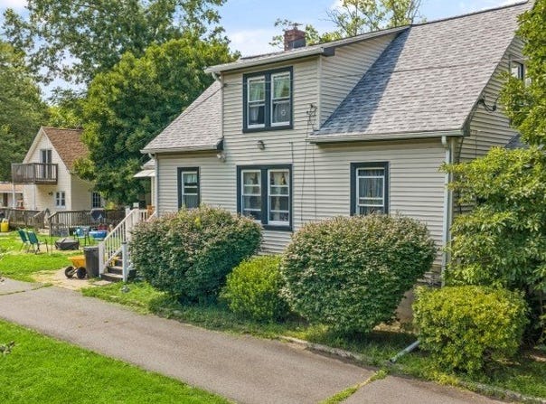 192-194 Deans Ln, South Brunswick Twp., NJ 08852-2422