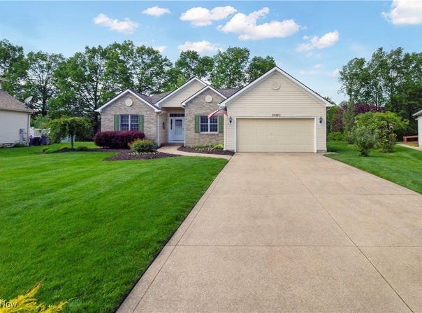 28420 Glen Hollow Lane, Olmsted Falls, OH 44138