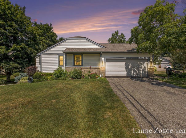 40 Skyline Circle NW, Grand Rapids, MI 49504