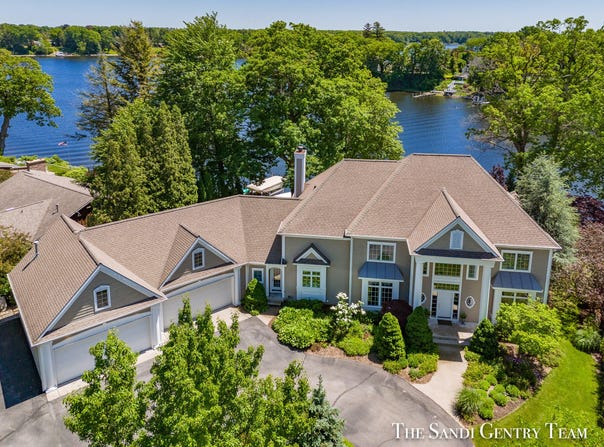 16076 Highland Drive, Spring Lake, MI 49456