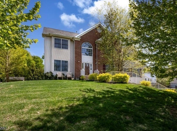 15 Mckelvie St, Mount Olive Twp., NJ 07828-2800