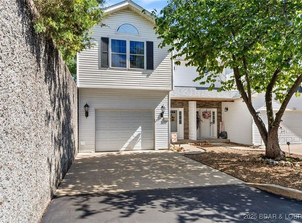31 Bluff Ridge Drive, Lake Ozark, MO 65049