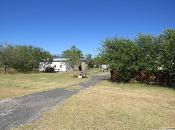 1884 US Highway 90, Uvalde, TX 78801