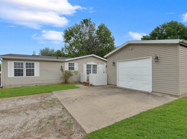 11131 N Wawasee Circle, Cromwell, IN 46732-9690
