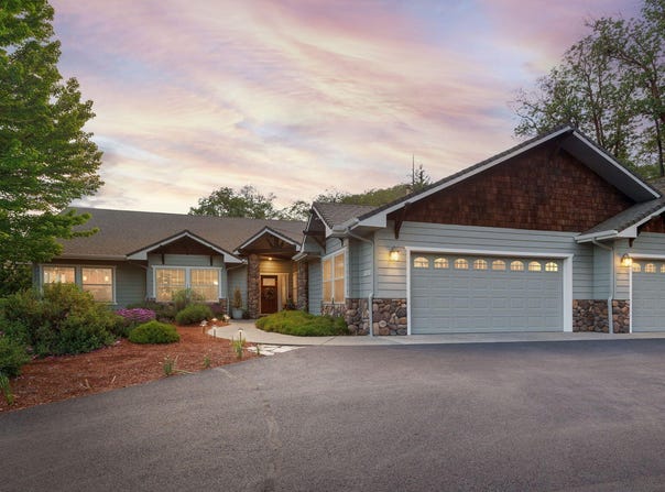 1858 NW Sunview Place, Grants Pass, OR 97526
