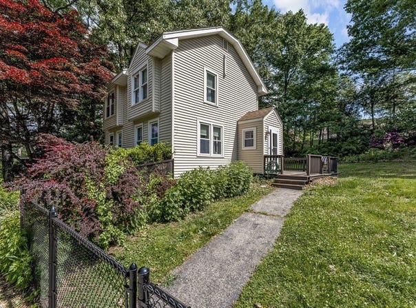 11 Scenic Ave, Webster, MA 01570