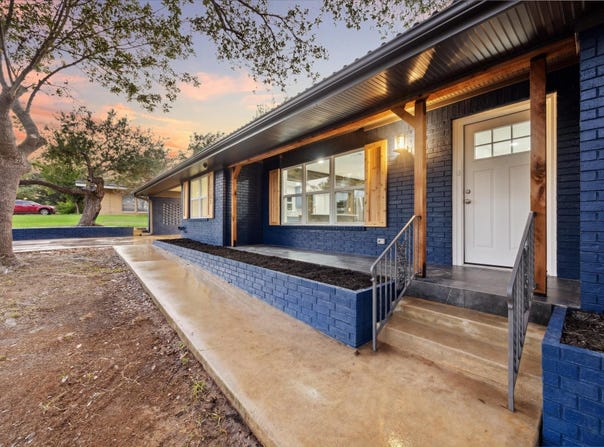 1305 W 1st ST, Lampasas, TX 76550