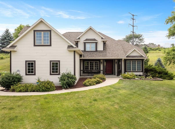 N15w29972 Brookstone Cir, Pewaukee, WI 53072