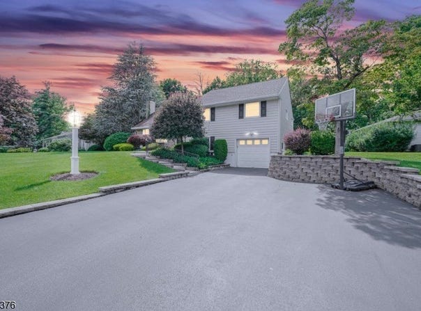 97 Green Knolls Dr, Wayne Twp., NJ 07470-6123