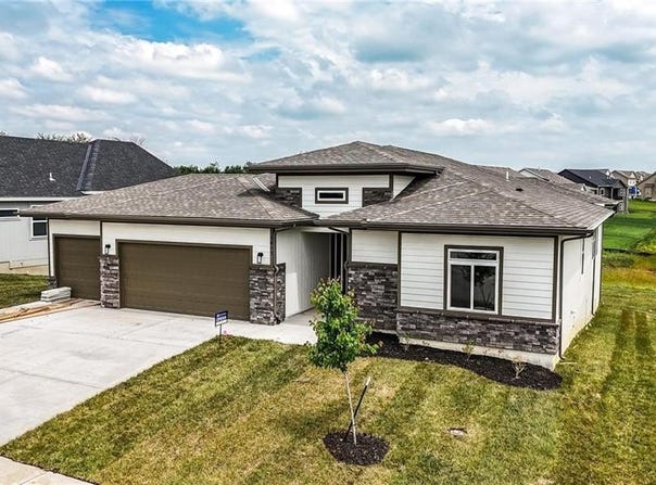 1617 Grayhawk Drive, Basehor, KS 66007