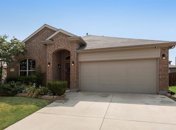 1733 Falling Star Drive, Fort Worth, TX 76052