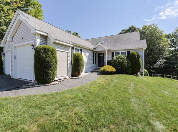 18 Carriage Path, Uxbridge, MA 01569