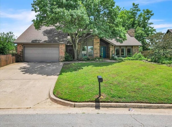 2122 Edinburg Drive, Yukon, OK 73099